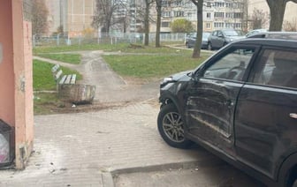 Машина въехала в многоэтажку в Минске