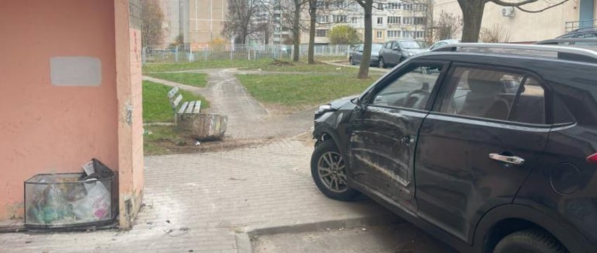 Машина въехала в многоэтажку в Минске
