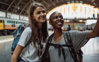 В Чехии пассажирский поезд столкнулся с грузовым — погибли 4 пассажира, десятки пострадавших — Видео