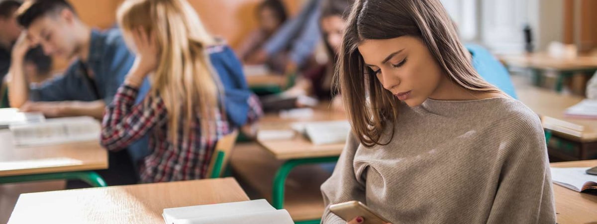 Может ли преподаватель забрать телефон у студента на занятиях? Белорусские юристы объяснили — Полезно
