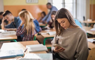 Может ли преподаватель забрать телефон у студента на занятиях? Белорусские юристы объяснили — Полезно