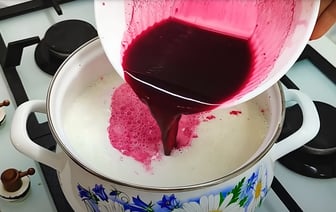 Вскипятите молоко и влейте свекольный сок. Вы не поверите, какой деликатес получится — Полезно