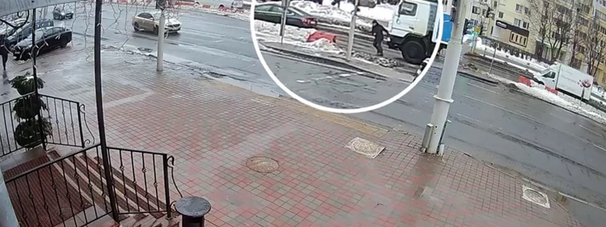 В ГАИ показали видео, как в Минске пешеход на светофоре выбежал под колёса грузовика — Видео