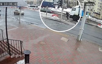 В ГАИ показали видео, как в Минске пешеход на светофоре выбежал под колёса грузовика — Видео