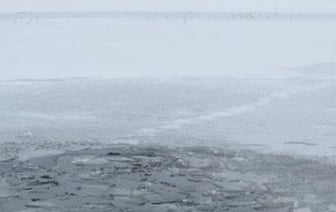 «Шел по льду и пропал из виду». О спасении тонущего в Барановичском районе рыбака рассказал очевидец