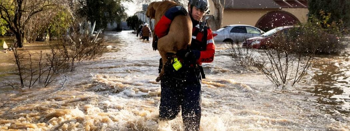 Атмосферная «река» спровоцировала наводнения в Калифорнии — Видео