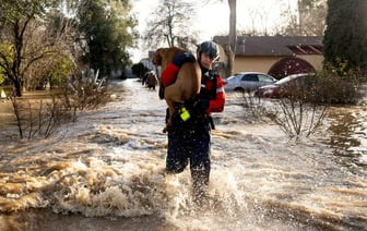 Атмосферная «река» спровоцировала наводнения в Калифорнии — Видео