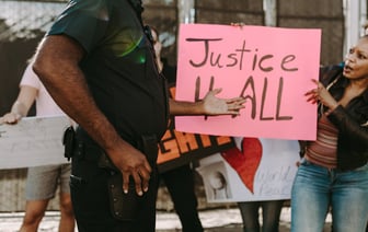 Двух белорусок обвиняют в контрабанде 200 тонн польских яблок в Россию