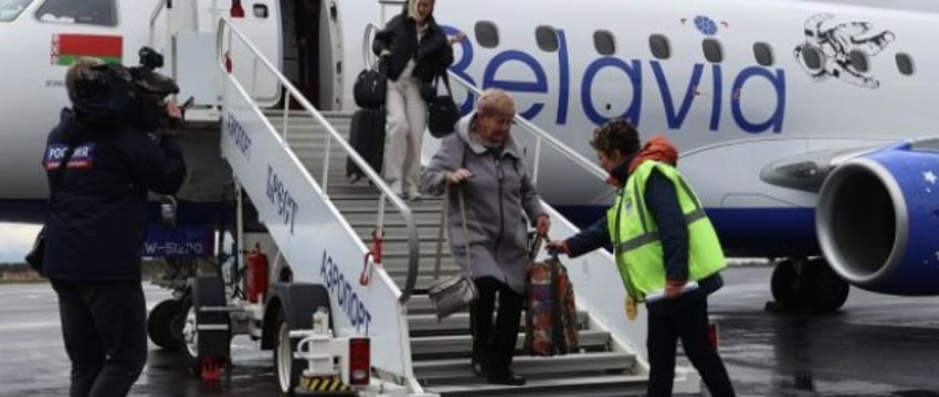 «Полет прошел спокойно и быстро». В Бресте встретили пассажиров первого авиарейса из Москвы