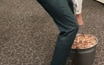 Жениху с невестой на свадьбе подарили ведро белорусских монет