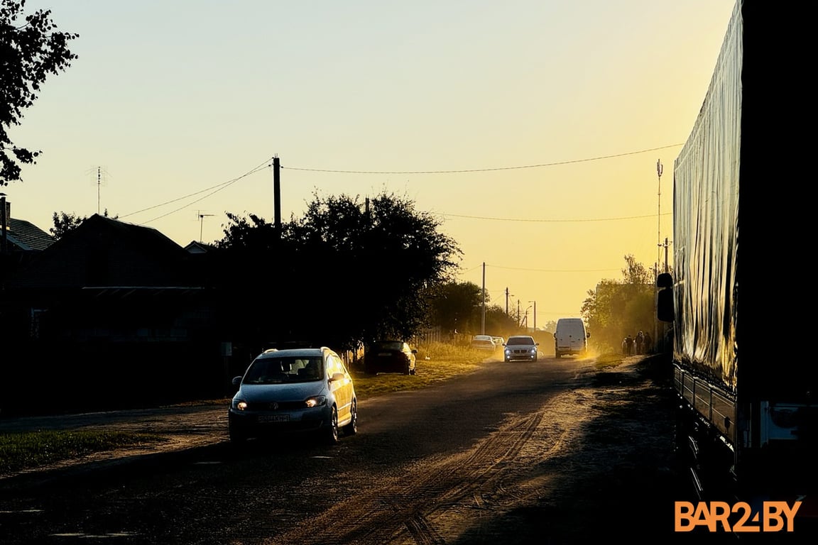 Мама требует защитить детей от машин на оживленной улице в Барановичах