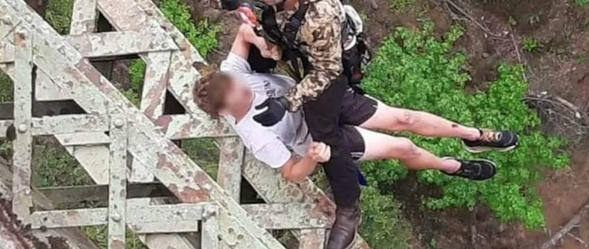 19-летний мужчина из США выжил после падения с высоты 400 футов со стального моста.