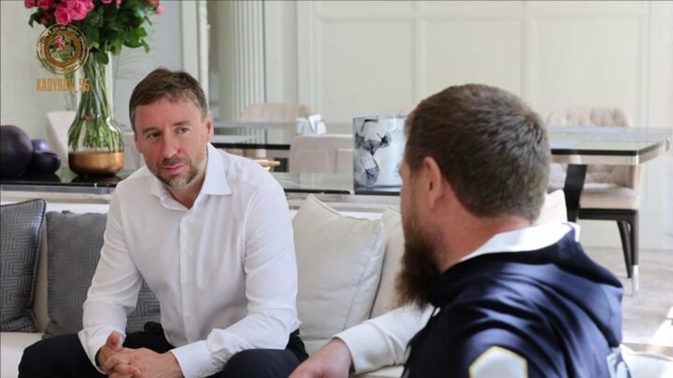 Бизнесмен Владислав Бакальчук жалуется главе Чечни Рамзану Кадырову на проблемы с женой и бизнесом. Скриншот: видео из телеграм-канала Кадырова