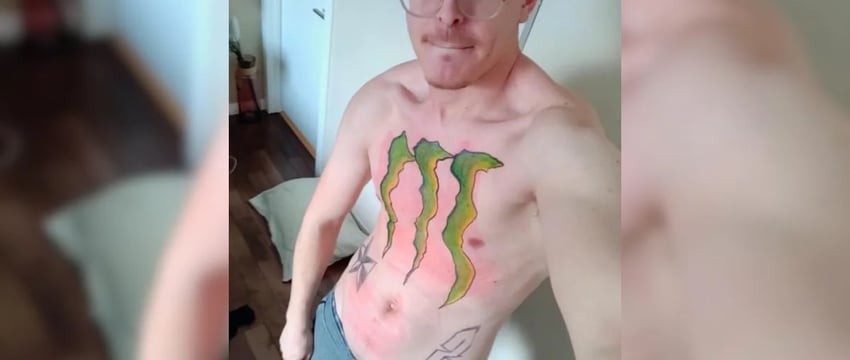 Мужчина вытатуировал на груди огромный логотип энергетического напитка Monster, компания отреагировала