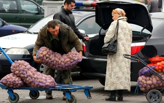 Минтруда предложило белорусским пенсионерам бесплатно довезти домой покупки с рынка. Как получить помощь? — Полезно