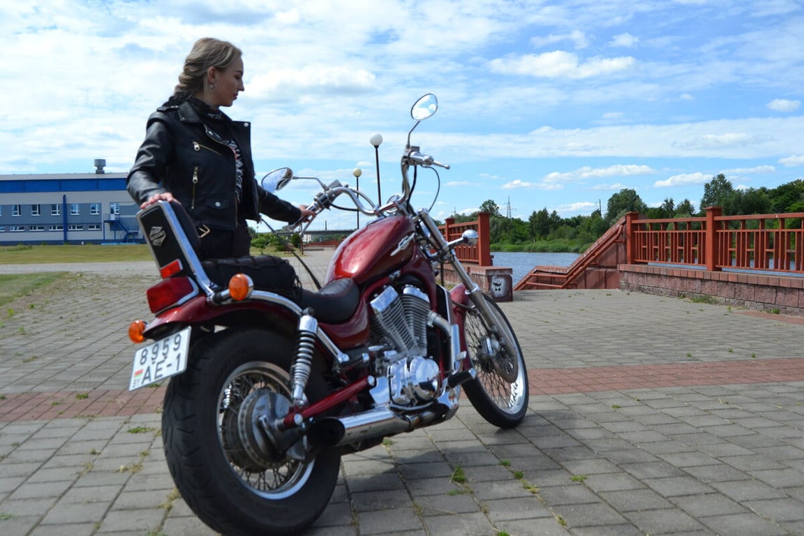 Девушка из Кобрина рассказала о своём Suzuki Intruder VS800