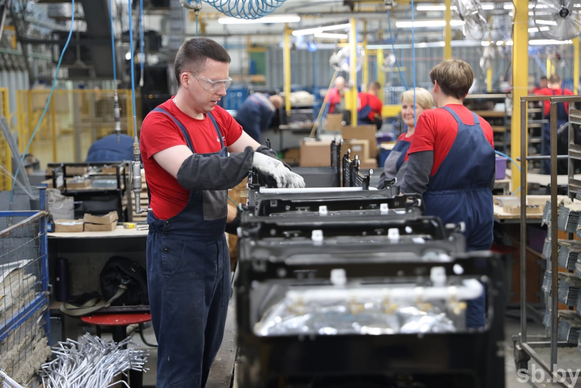 В Бресте премьер-министр Беларуси Роман Головченко ознакомился с производством газовых плит и строительством патриотического центра