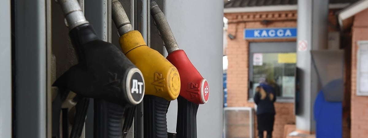 Белорусы поднялись на 2 строки в рейтинге доступности бензина. На сколько литров меньше могут купить на зарплату, чем в Польше и РФ? — Фото