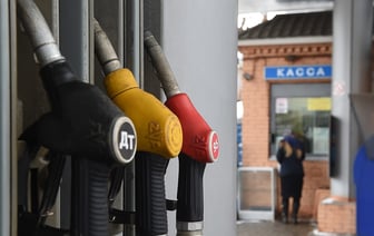 Белорусы поднялись на 2 строки в рейтинге доступности бензина. На сколько литров меньше могут купить на зарплату, чем в Польше и РФ? — Фото