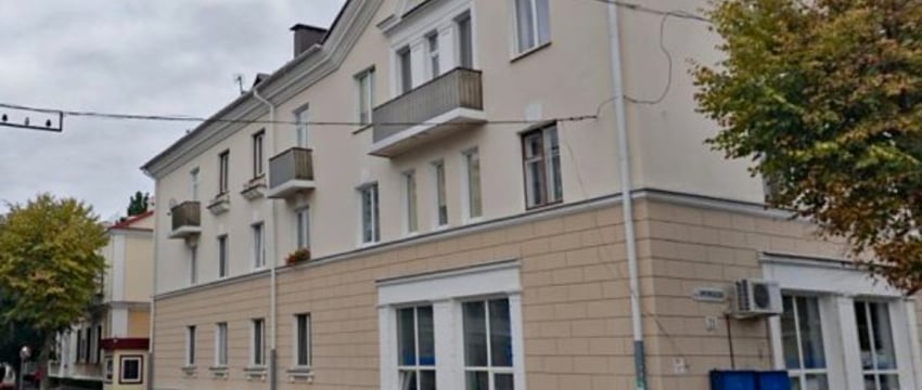 В этой трехэтажке в советские годы жила партийная элита Бреста. А что там сейчас продают?
