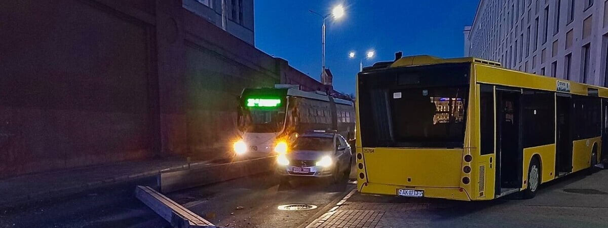 Перепутал педали. В Минске автобус врезался в ограждение – 4 пострадавших — Фото