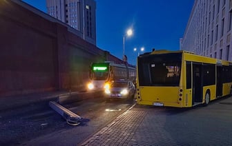 Перепутал педали. В Минске автобус врезался в ограждение – 4 пострадавших — Фото