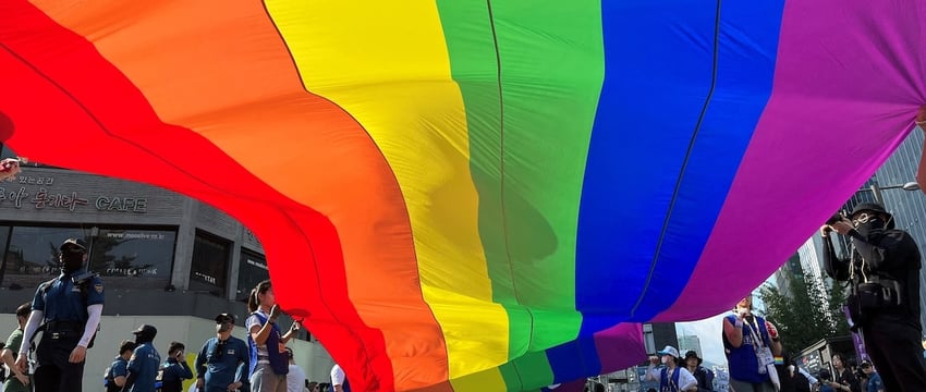 Суд Южной Кореи вынес знаменательное решение о предоставлении государственных пособий однополым парам.