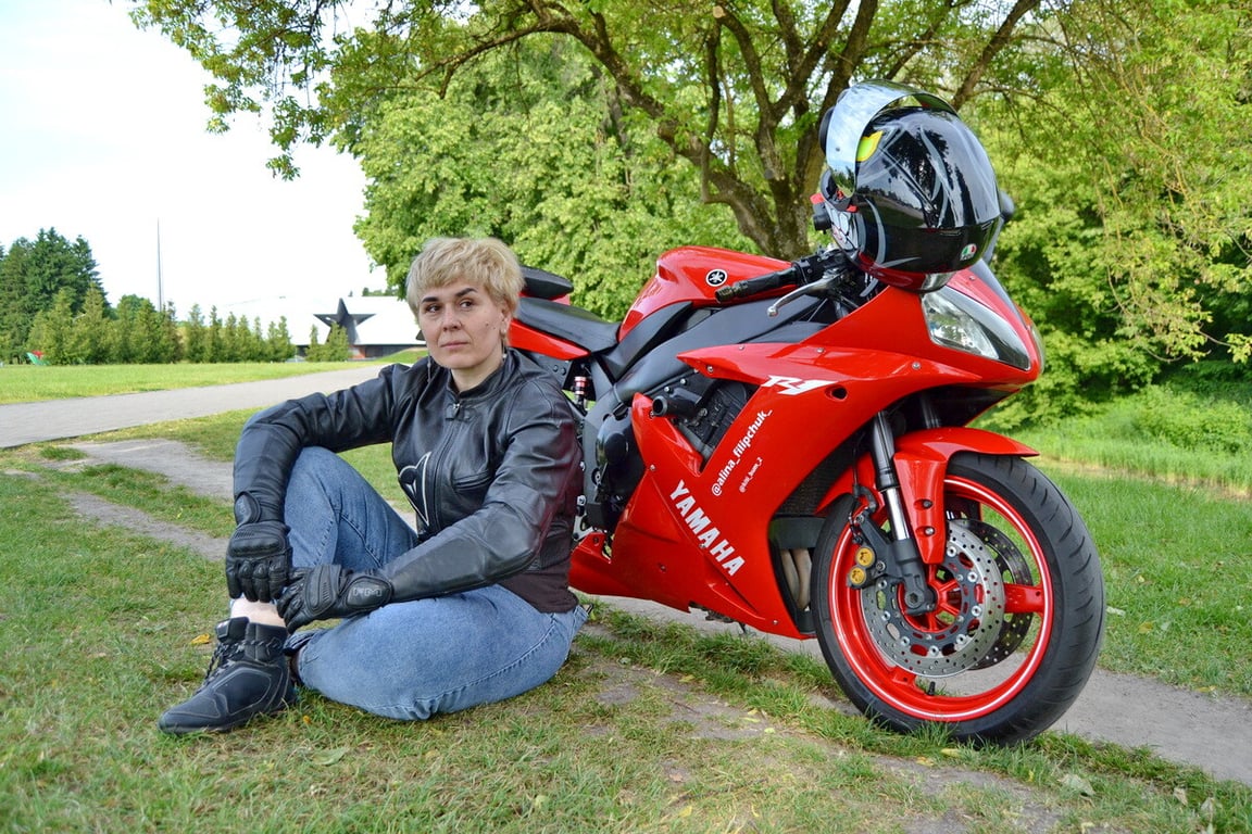 Многодетная мама рассекает на «суперспорте» Yamaha YZF-R1 по Бресту