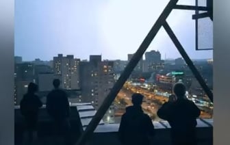 На крыше многоэтажки руферы сняли грозу на видео. Законно ли это