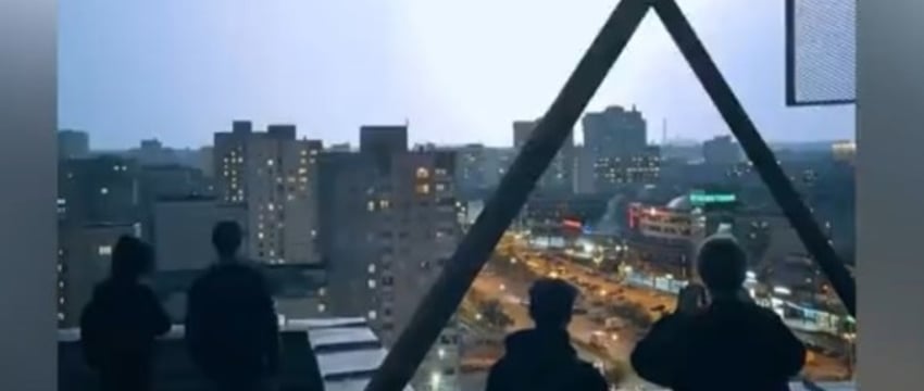 На крыше многоэтажки руферы сняли грозу на видео. Законно ли это