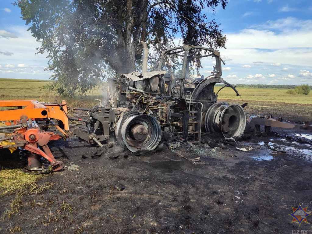 В Столинском районе загорелся трактор