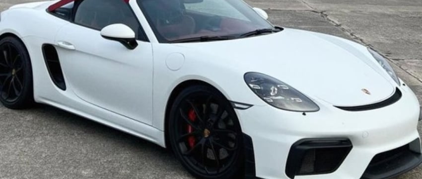 В Польше с закрытого паркинга угнали Porsche белоруса