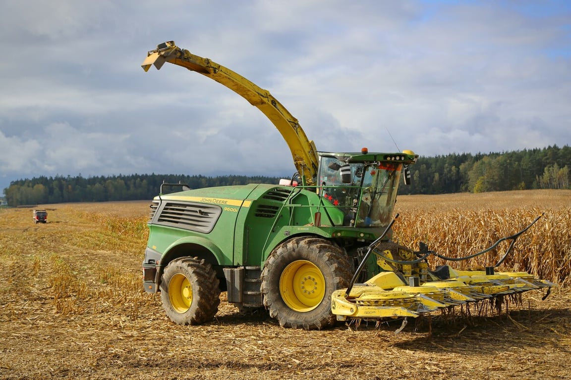 «Днёвка» — 168 рублей! Сколько зарабатывает механизатор на кормоуборочном комбайне John Deere