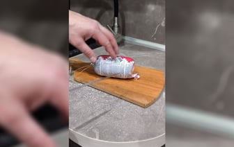 «Все делают это неправильно» — В TikTok показали лайфхак, как открывать колбасу, чтобы она не обветривалась. Белорусы предложили варианты — Видео