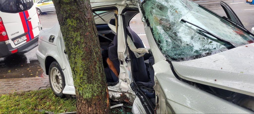 Как деблокировали пасcажира BMW в Бресте. МЧС показало видео