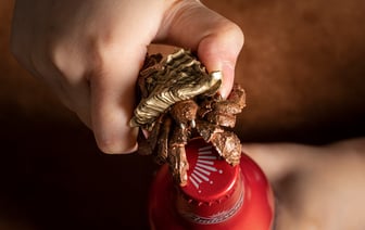 Белорусский рубль укрепляется к доллару на открытии торгов на БВФБ