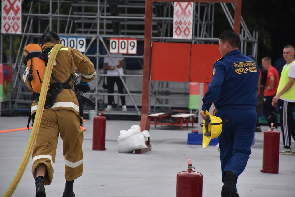 Показательные выступления МЧС в Бресте. Видео и фото