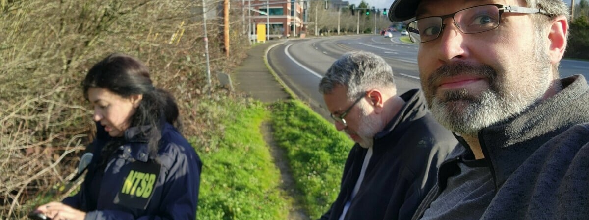 Американец нашел iPhone, который выпал из самолета, где оторвало дверь. Что увидел? — Видео