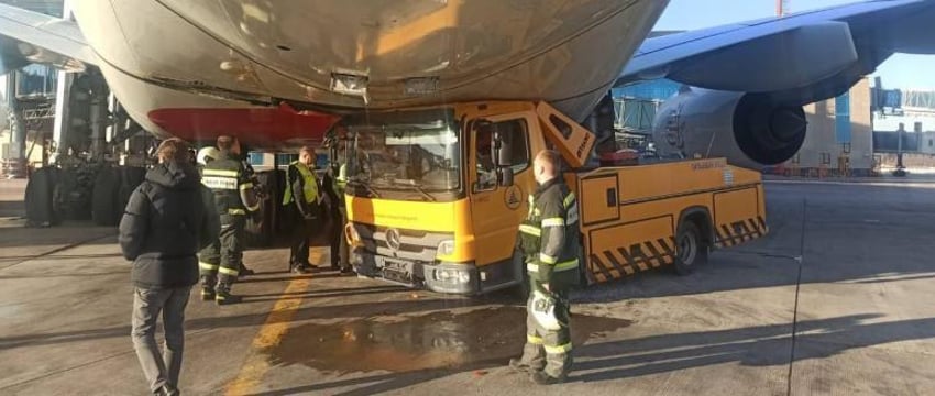 Водовоз врезался в самый крупный в мире авиалайнер в аэропорту Москвы