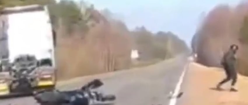 В Беларуси мотоциклист столкнулся с тягачом. Момент аварии попал на видео