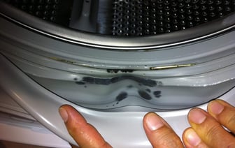 Почему в манжете стиральной машины скапливается вода? Мастер показал, как исправить проблему одним действием — Полезно