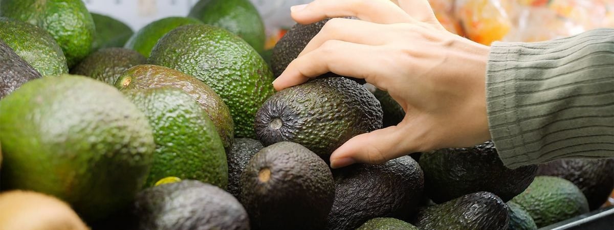 Купили незрелый авокадо? Нашли 3 трюка, которые сделают его мягким без долгого ожидания — Полезно