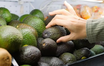 Купили незрелый авокадо? Нашли 3 трюка, которые сделают его мягким без долгого ожидания — Полезно