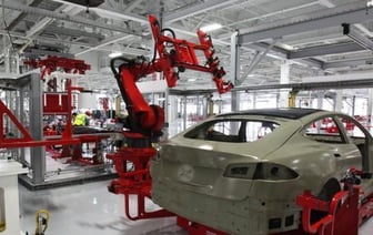 Робот напал на инженера на заводе Tesla в Техасе