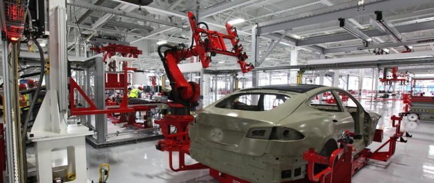 Робот напал на инженера на заводе Tesla в Техасе