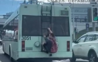 В Минске пьяный зацепер катался на троллейбусе