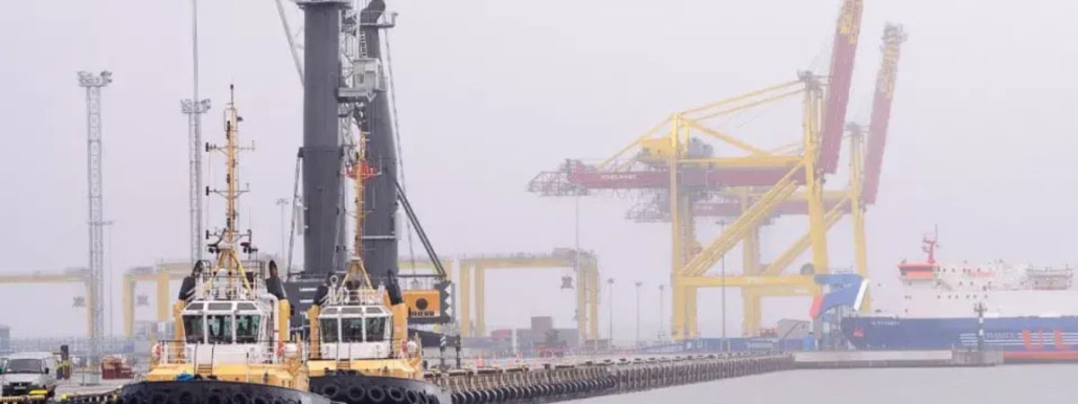 Танкер со 130 тысячами тонн мазута тонет в порту на севере России