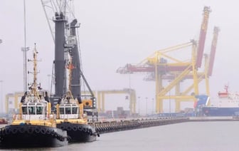 Танкер со 130 тысячами тонн мазута тонет в порту на севере России