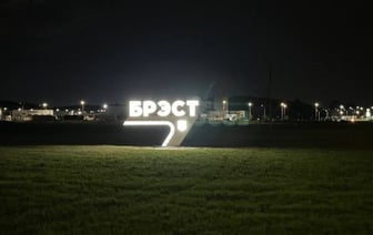 При въезде со стороны Каменецкого кольца встречает новая стела «Брест»