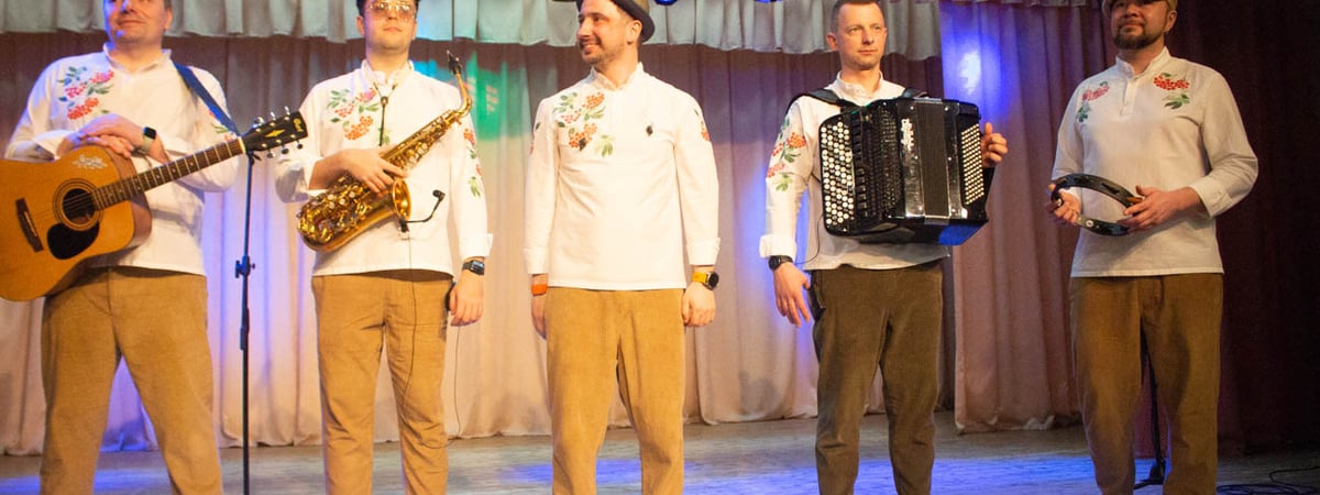 Люди вскочили со своих мест, когда услышали «Хату бацькоў» — как в Новогрудке прошел концерт группы «Дрозды» (видео)